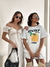 Uma modelo vestiu vestido bege e a seguda modelo vestiu T-shirt Lemon estampada com saia branca use sõffi
