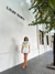 T-shirt Lemon na cor off white com saia branca use sôffi