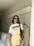 T-shirt Lemon na cor off white estampada com saia amarela use sôffi