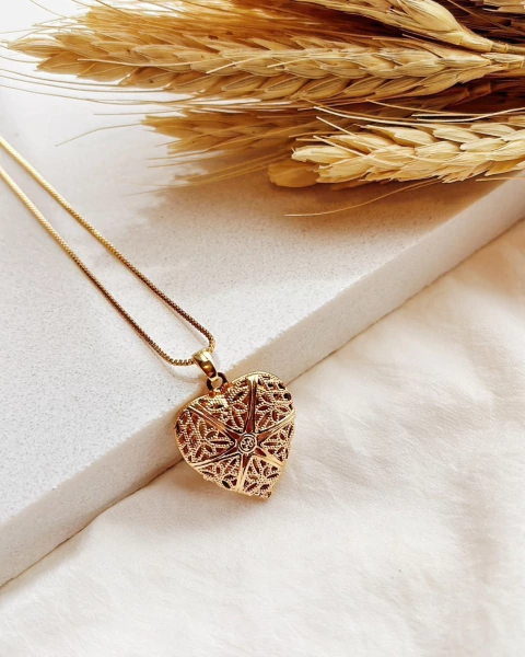 Colar Relicário Coração Rendado Banho de Ouro 18k Duplo Verniz com 1 foto Papel Fotográfico - comprar online