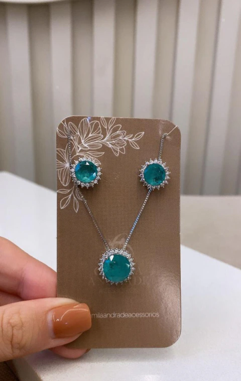 Conjunto redondo verde turquesa cravejado no banho de rodio