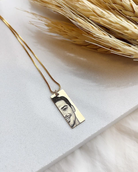 Colar Retangular Feminino Personalizado a Laser – Banho de Ouro 18k (Frente) - comprar online