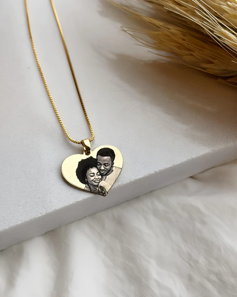 Colar Medalha de Coração Personalizado a Laser – Banho de Ouro 18k (Frente) - comprar online