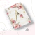 Porta documentos personalizado Alfabeto floral Nosso porta documentos personalizado Alfabeto floral é a solução perfeita para organizar a vida do seu bebê ou família, de forma simples e funcional.
