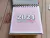 Calendário de Mesa 2024 - Viagem rosa Ótima opção para manter seus compromissos anotados de forma prática, em local de fácil acesso.