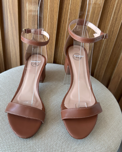 Sandália Gisele Feminina Salto Bloco 5,5cm Caramelo Whisky com Amarração - comprar online