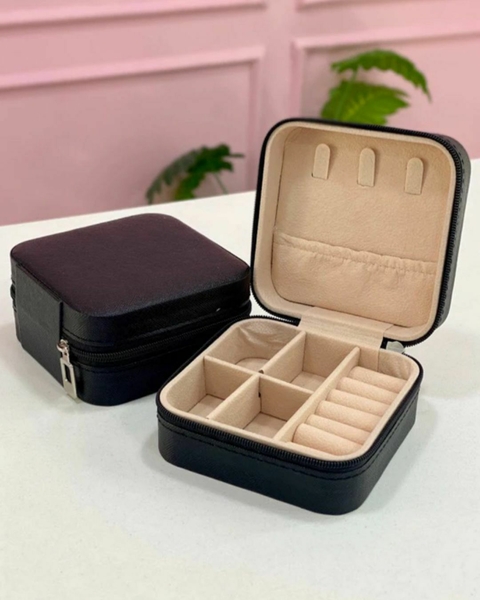 Mini Porta Joias Preto: Elegante e Compacto