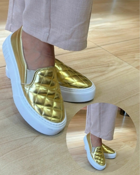 Tênis Slip On Sola Alta Metalizado Ouro - Estilo e Conforto