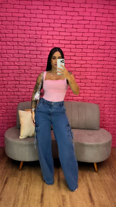 Calça Wide Leg Com Bolsos Cargos - Lavagem Tradicional