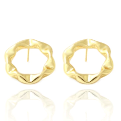 BRINCO ARGOLA FRONTAL TUBO MARTELADO - BANHADO A OURO18K