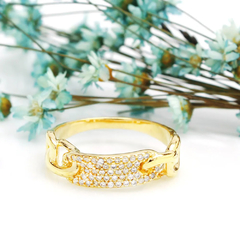 ANEL EM FORMATO DE FIVELA CRAVEJADO - BANHADO A OURO18K