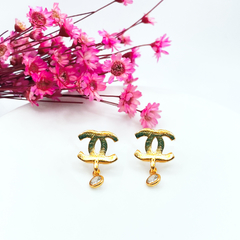 BRINCO INSPIRADO EM GRIFE COM ZIRCÔNIA - BANHADO A OURO18K - comprar online