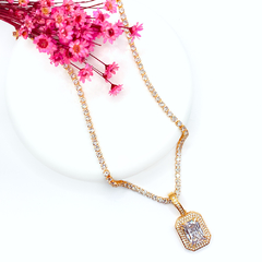 COLAR RIVIERA COM PINGENTE QUADRADO CRAVEJADO - BANHADO A OURO18K