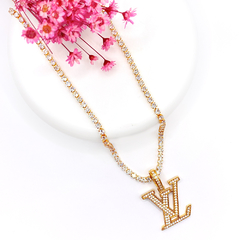 COLAR RIVIERA COM PINGENTE INSPIRADO EM GRIFE CRAVEJADO- BANHADO A OURO18K