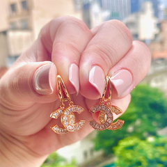 BRINCO CLICK CRAVEJADO INSPIRADO EM GRIFE - BANHADO A OURO18K - comprar online