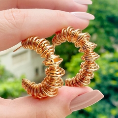BRINCO ARGOLA DE MOLA ESPIRAIS - BANHADO A OURO 18K - comprar online