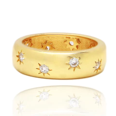 ANEL LISO COM ESTRELAS DE ZIRCÔNIA - BANHADO A OURO 18K