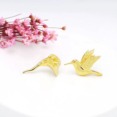 BRINCO ASSIMÉTRICO BEIJA FLOR LISO - BANHADO A OURO18K
