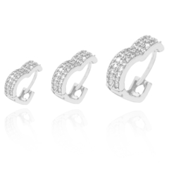 BRINCO ARGOLA CLICK TRIO DE CORAÇOES CRAVEJADO LARGO - FARFALLA JOIAS - Atacado de Semijoias