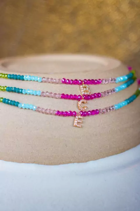 Colar Cristais Coloridos com Letra Alfabeto Personalizado Banhado em Ouro 18k - comprar online