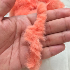 Pompom Pelúcia Bigode No Metro - comprar online