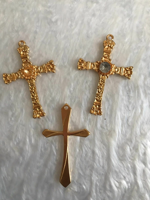 Crucifixo ou cruz Dourada de Metal Liso ou trabalhada