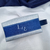 Nécessaire personalizada em tom azul com as iniciais dos noivos ideal para padrinhos de casamento.