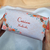 Nécessaire personalizada para madrinhas de casamento com design floral.