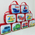 Bolsa personalizada com ilustrações de meios de transporte, incluindo barco, helicóptero, avião, carro e caminhão, em fundo azul e nuvens.