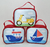 Três bolsas personalizadas com estampas de transporte: uma moto amarela, um barco e um veleiro, em fundo azul claro.