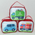 Três bolsas personalizadas com ilustrações de veículos, incluindo um caminhão verde, um carro azul e um caminhão de bombeiros vermelho.