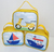 Bolsa personalizada com ilustrações de meios de transporte, incluindo uma scooter amarela, um barco à vela e um barco de passeio, em fundo amarelo.