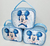 Três bolsas infantis em azul com estampa do Mickey Mouse, empilhadas uma sobre a outra.