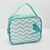 Bolsa personalizada em tons de verde água com estampa de zigue-zague e um pássaro na lateral.