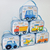 Conjunto de bolsas personalizadas com temas de meios de transporte para crianças, incluindo caminhões, carros e helicópteros.
