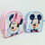 Mochila personalizada com Minnie e Mickey, apresentando Minnie em rosa e Mickey em azul, ambos com expressões alegres.