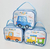Conjunto de três bolsas personalizadas com temas de meios de transporte, incluindo um carro azul, uma caminhonete laranja e um trem colorido.