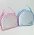 Bolsa personalizada com tema fundo do mar, apresentando uma bolsa rosa com uma água-viva e uma bolsa azul com uma baleia.