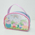 Bolsa personalizada Peppa Pig com ilustrações dos personagens em um ambiente colorido e alegre.