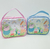 Bolsa personalizada da Peppa Pig nas cores rosa e azul, com ilustrações dos personagens em um cenário alegre.