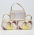 Conjunto de bolsas infantis personalizadas com tema da Bela e a Fera, apresentando a personagem Bela em destaque e detalhes florais.