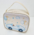 Bolsa personalizada com estampa de carro azul e balões coloridos, ideal para crianças.