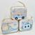 Três bolsas personalizadas com temas de meios de transporte, incluindo um carro, um helicóptero e um submarino, decoradas com balões e estrelas.