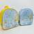 Mochila infantil personalizada com ilustrações do Pequeno Príncipe, apresentando um menino segurando balões, um raposo e um carneiro.