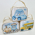 Três bolsas personalizadas com ilustrações de meios de transporte para crianças, incluindo um carro azul, uma locomotiva e um ônibus amarelo.