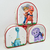 Mochila Dino Ranch Linha Laís com personagens de dinossauros e um garoto, ideal para crianças.