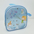 Mochila infantil com ilustração do Pequeno Príncipe, mostrando uma criança segurando balões e animais ao fundo.
