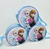 Três bolsas transversais personalizadas com personagens do filme Frozen, incluindo Elsa, Anna e Olaf, em um fundo azul claro.