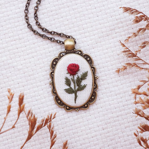 Colar bordado - comprar online