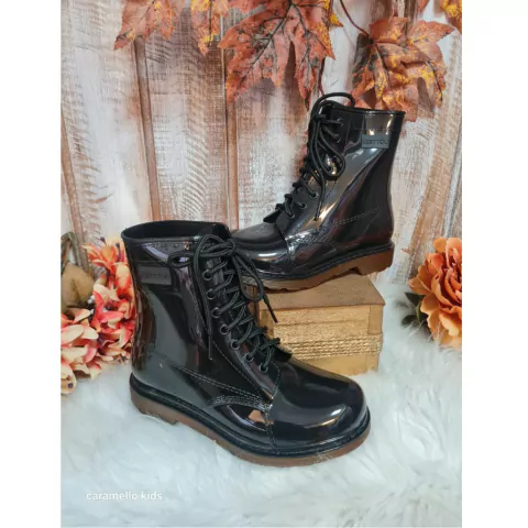 Coturno em verniz Kesttou